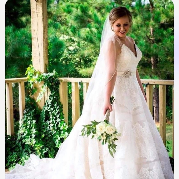 Allure bridal gown size 16 worn once